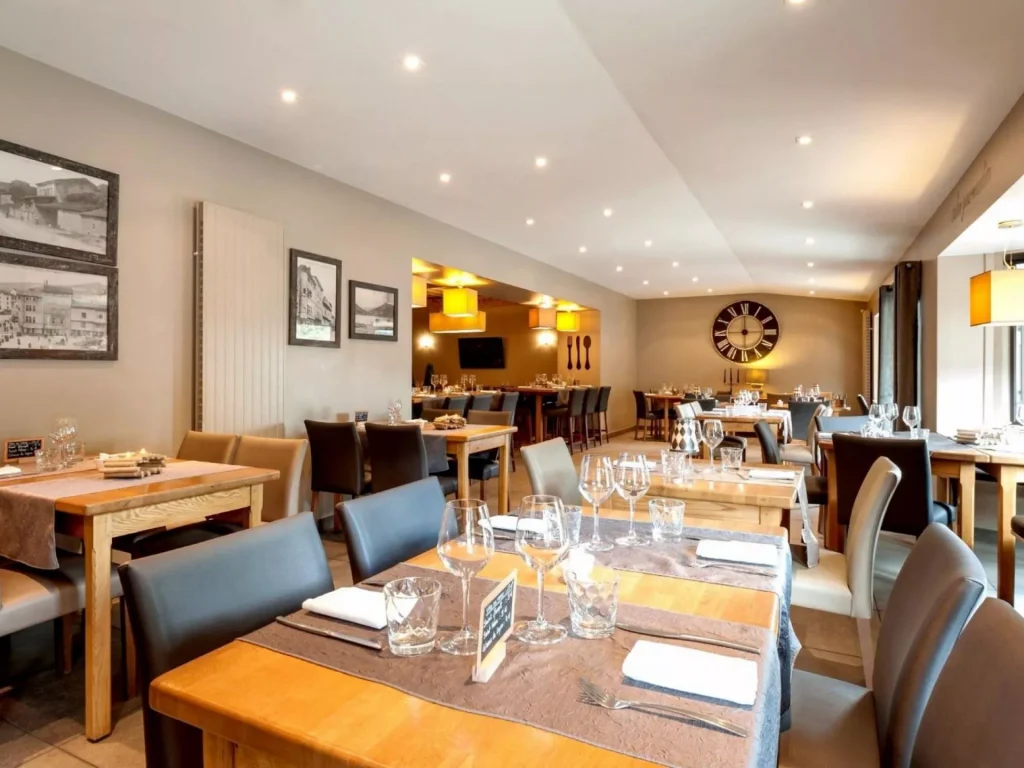 Restaurant gastronomique à Tarare — tables dressées