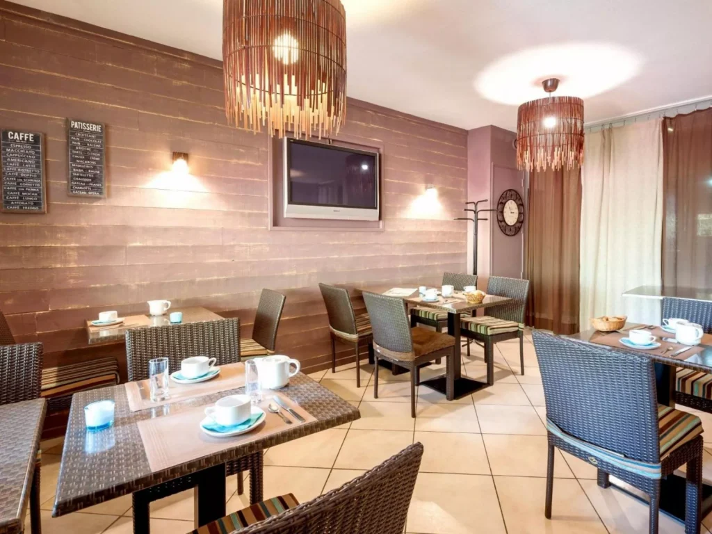Salle du petit-déjeuner — buffet continental, Hôtel Burnichon