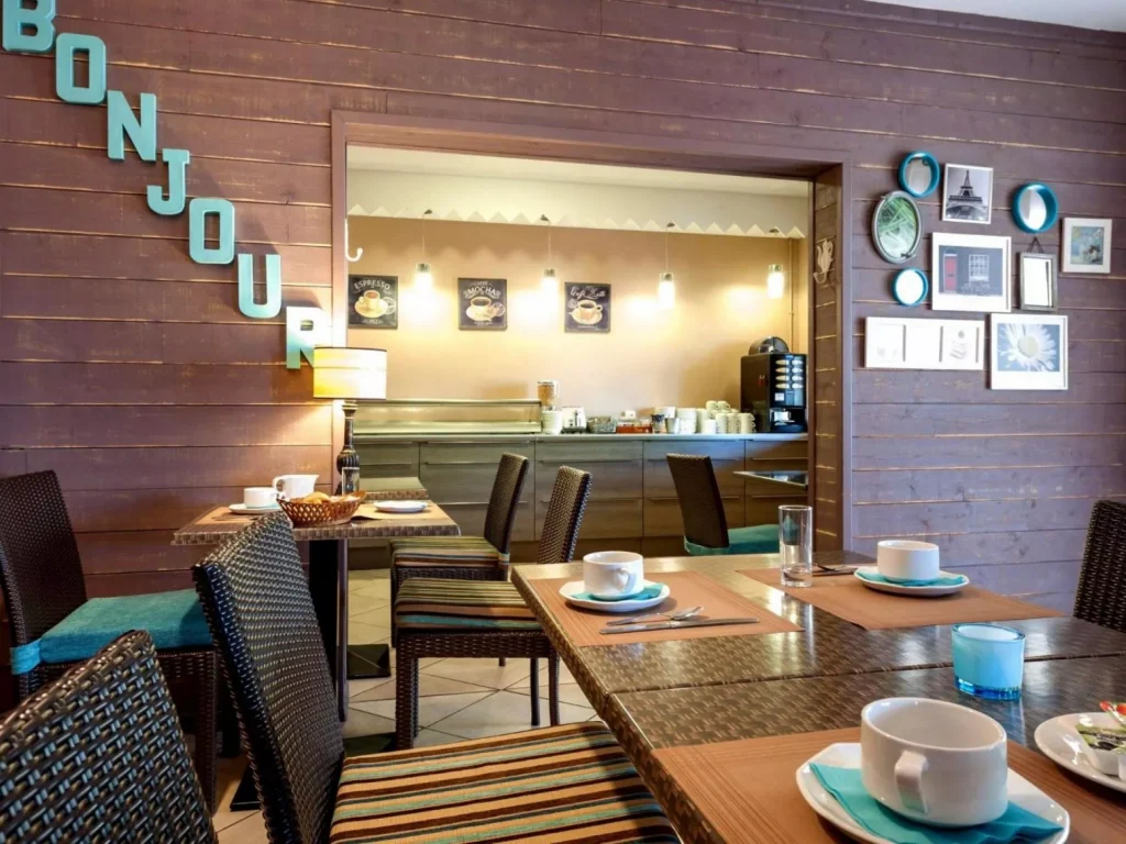 Petit-déjeuner inclus — espace lumineux, Hôtel Burnichon Tarare